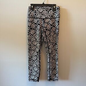 Lululemon Black & White Rose Print Leggings NWOT – Women’s Size 2